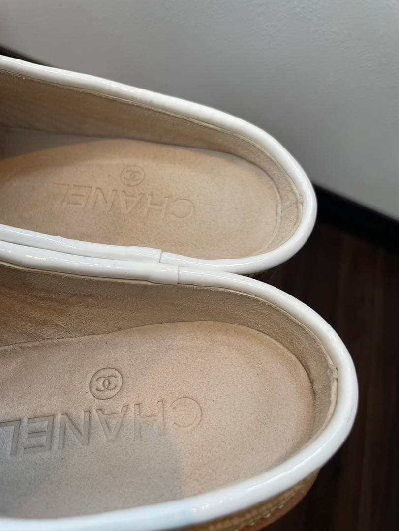 CHANEL フラットシューズ 38 ベージュ/ホワイト/レッド　スリッポン