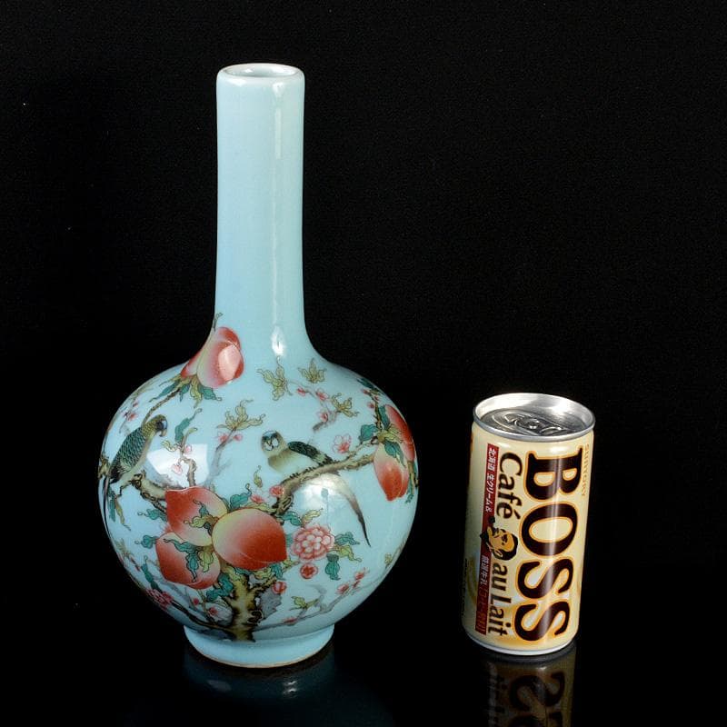 中国　大清乾隆年製　青磁釉　粉彩　鳥桃文　天球瓶　飾壷　V　5939C