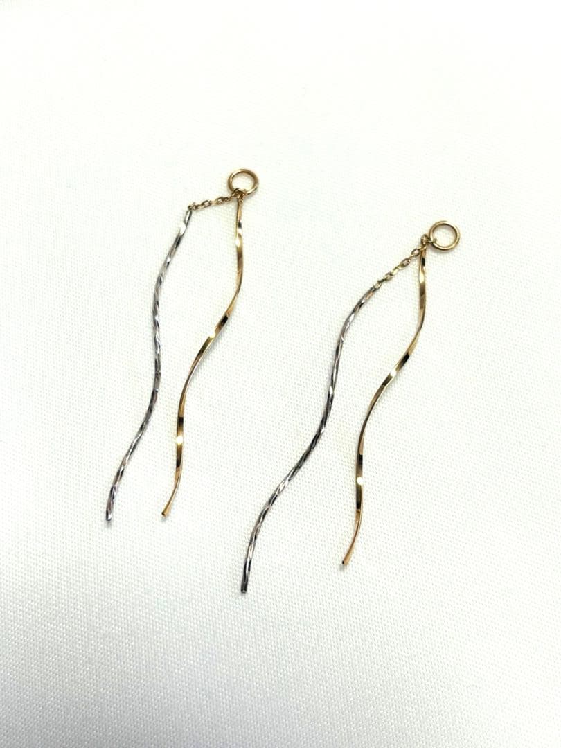 agete 波状デザインのゴールドシルバーチャーム