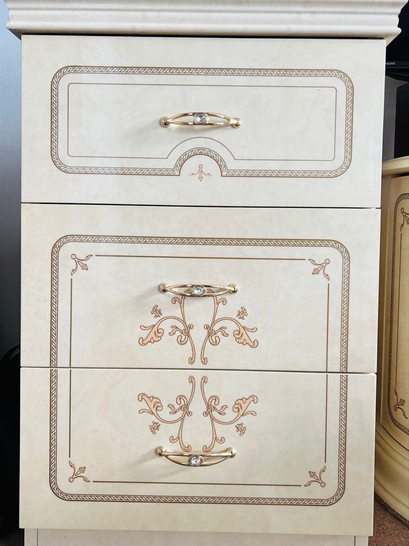 イタリア製　サルタレッリ　 フローレンス　アイボリーの装飾的　３段チェスト