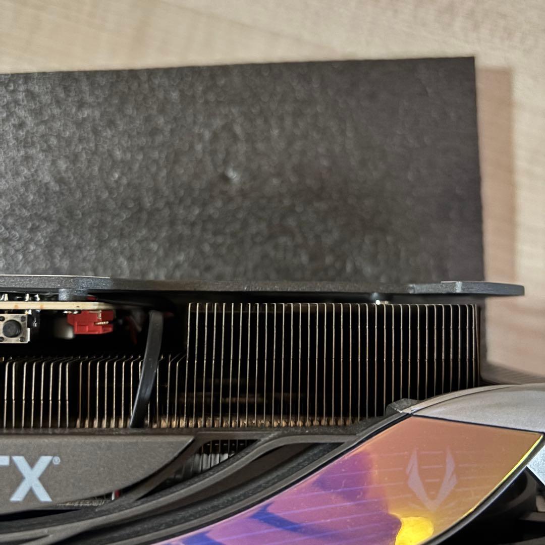 ZOTAC RTX 4090 AMP EXTREME AIROサポートステイ付き