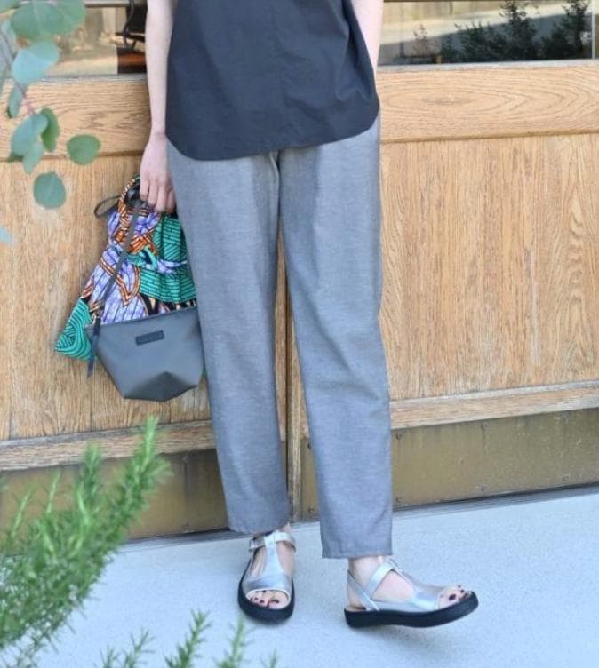 OUR／涼しくはけるテーパードパンツ ライトグレー