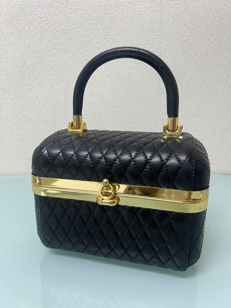 黒いキルティングパーティーバッグ