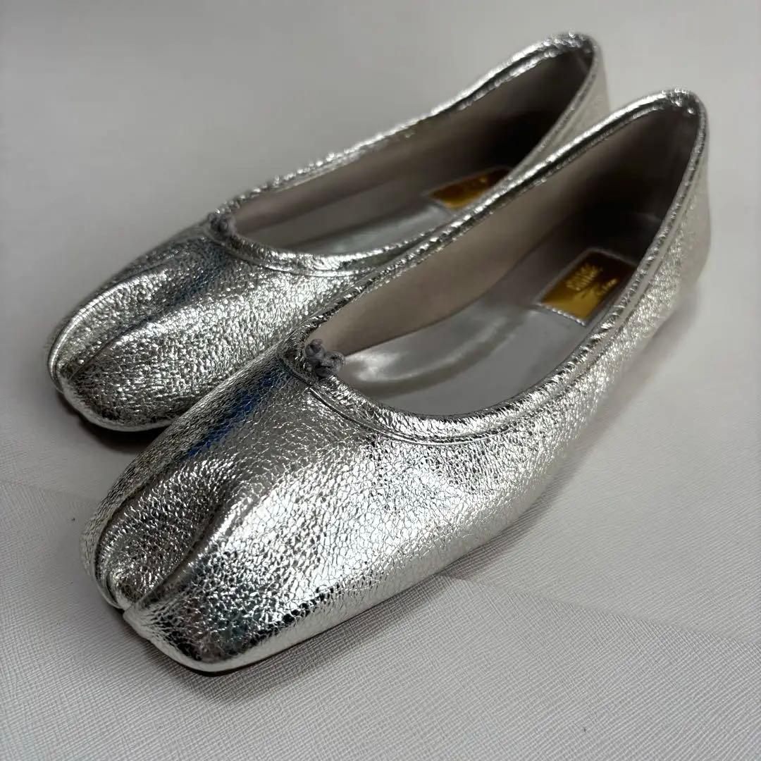 美品　GRISEレザースクエアプリーツフラット　シルバー　25cm