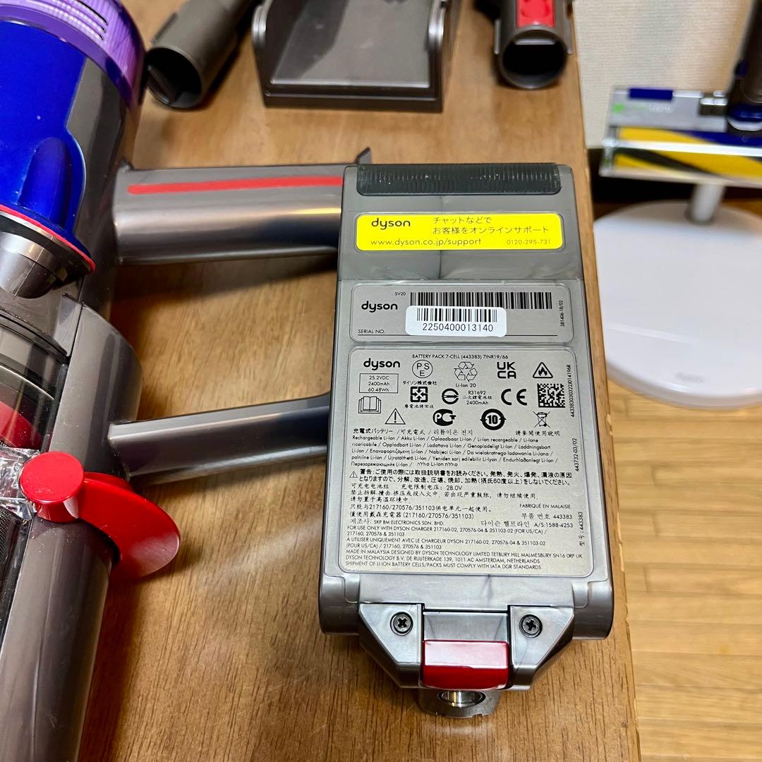 【美品】dyson 掃除機 SV20 V12 本体+充電スタンド