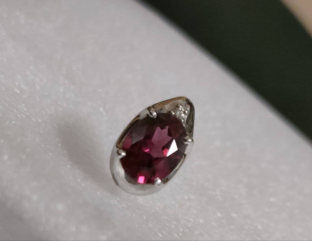 ニコちゃん　ピアス（片耳）プラチナ、ダイヤモンドルビーorガーネット