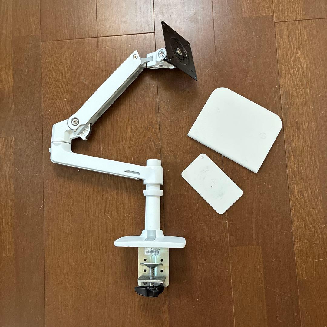 ergotron LX デスクマウントアーム　ホワイトと社外品デスク補強プレート