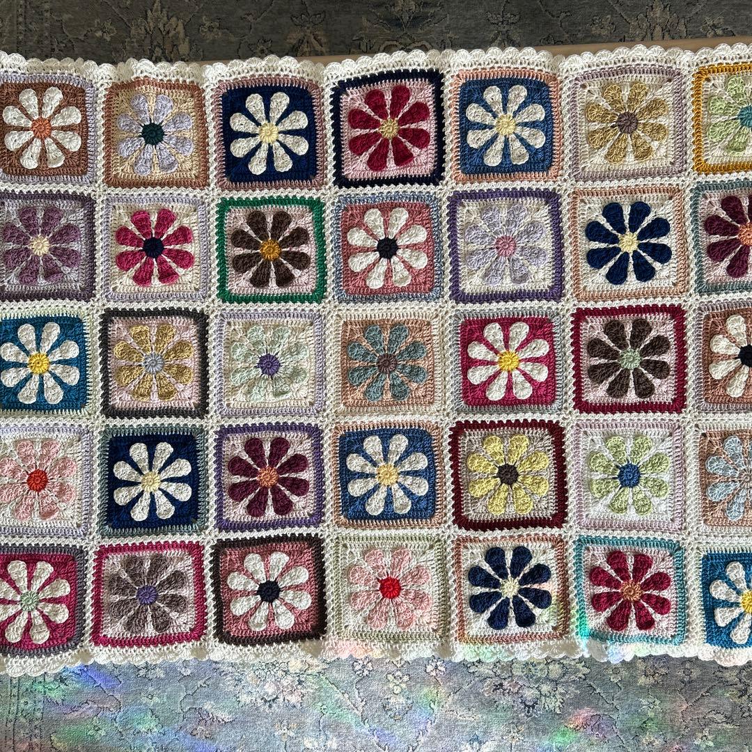 お花のモチーフ編み マルチカバー カラフルな花柄のグラニースクエアブランケット