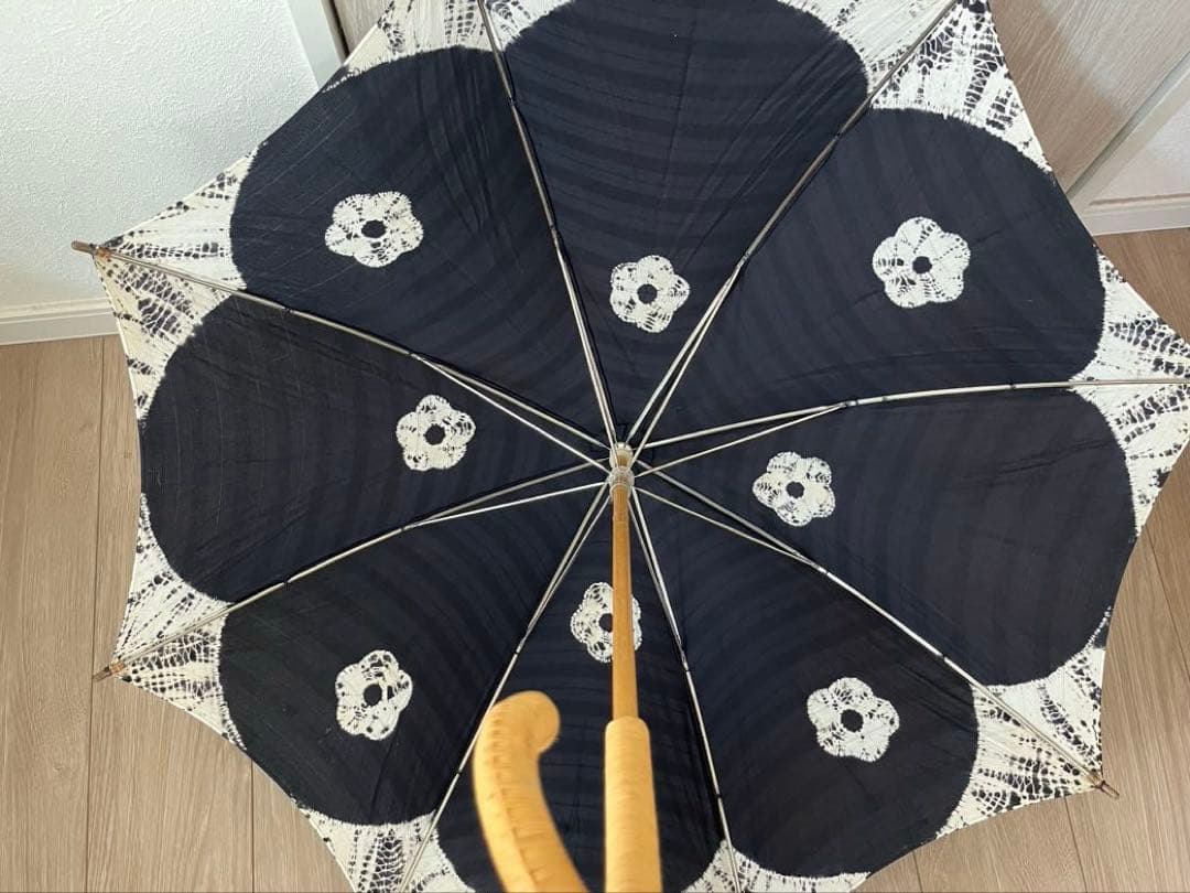 有松絞り日傘★長傘★黒白の花柄 竹製ハンドル