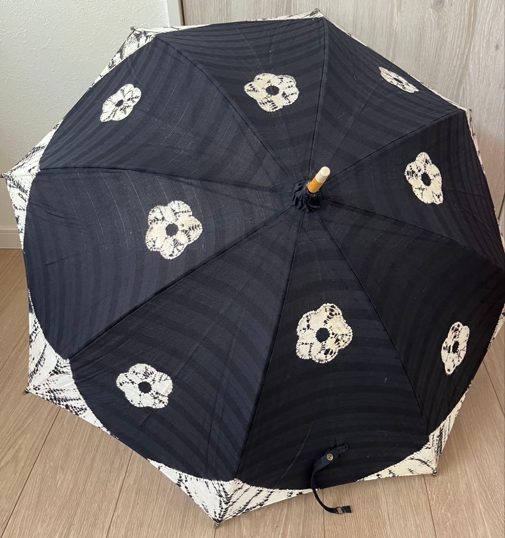 有松絞り日傘★長傘★黒白の花柄 竹製ハンドル