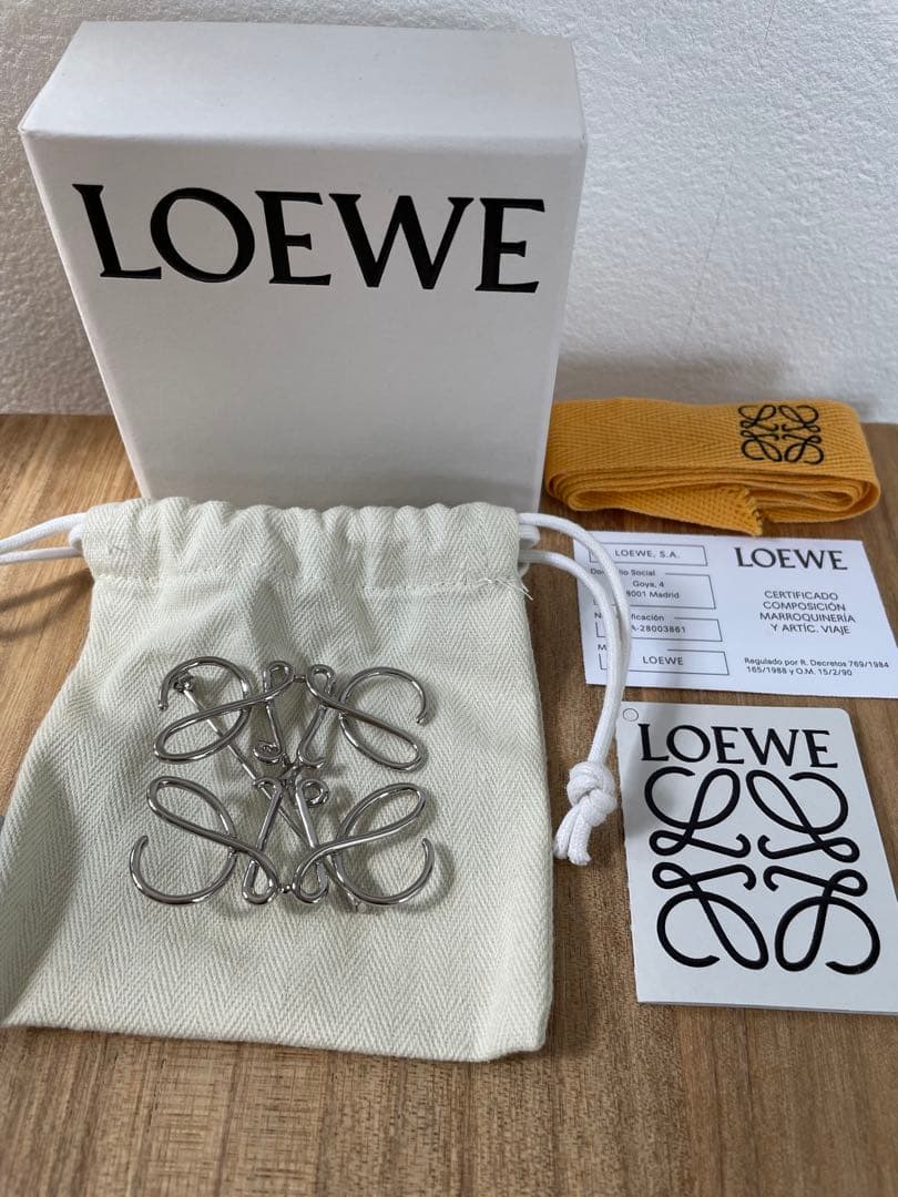 ✨極美品✨LOEWE アナグラムブローチ シルバー 付属品・リボン付き