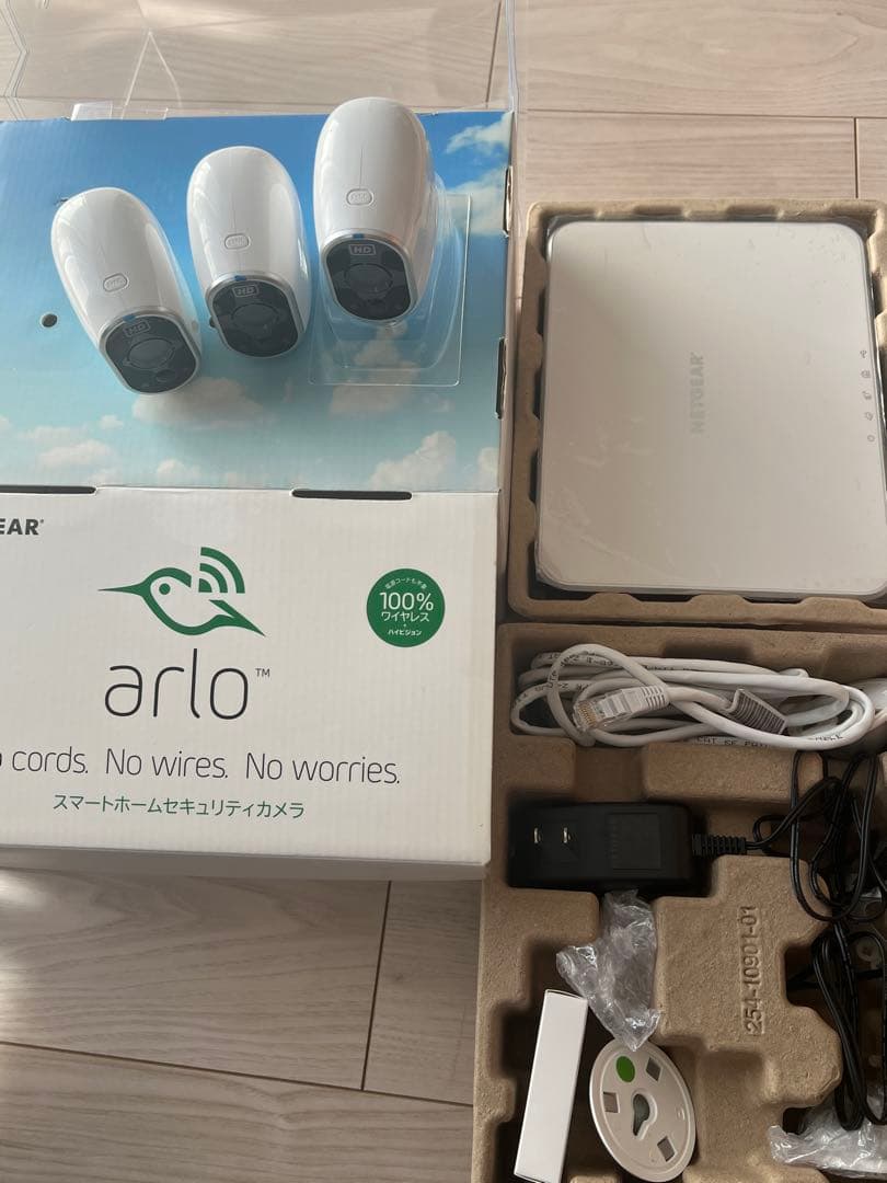 Arlo 無線防犯カメラ 3台セット 追加用2台(合計5台)とNETGEAR1台