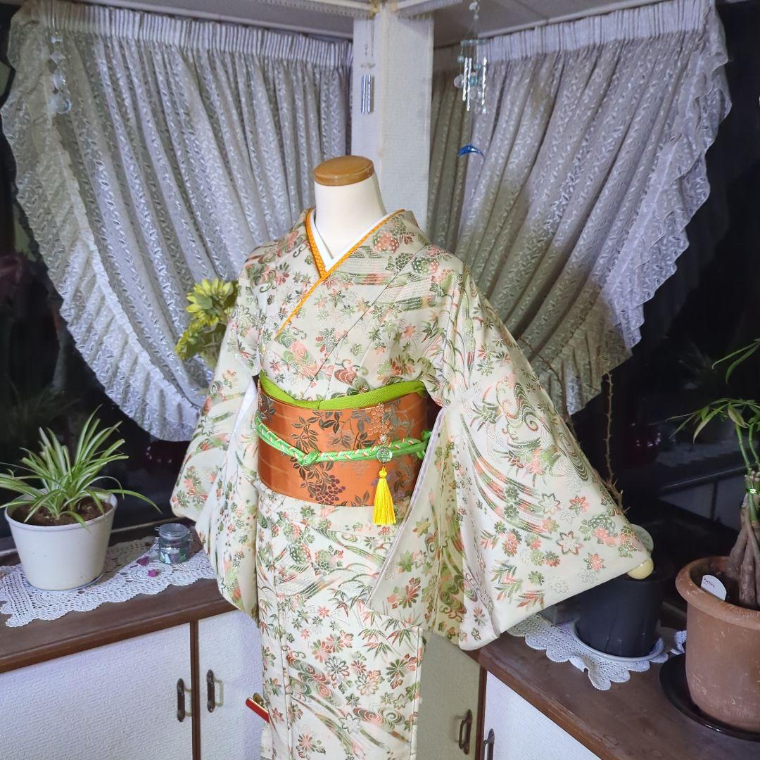 生成り色の地にきらきらと煌めきが美しいアンティークのマジョリカお召のお着物です