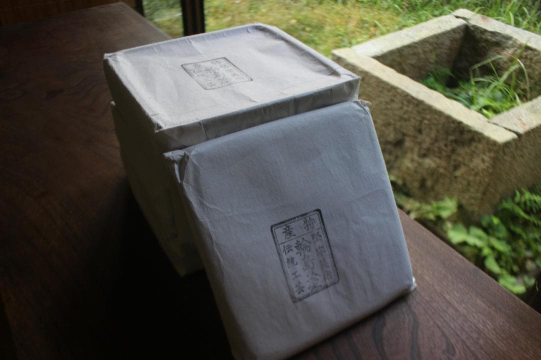 デッドストック！端正な内朱黒漆に極上松沈金の映える三段重（（検重箱お重