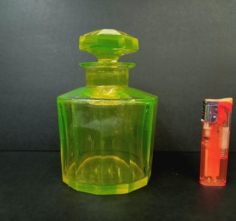 ★P0201★欧州 ウランガラス　12面カット　蓋付　香水瓶　化粧水　ボトル