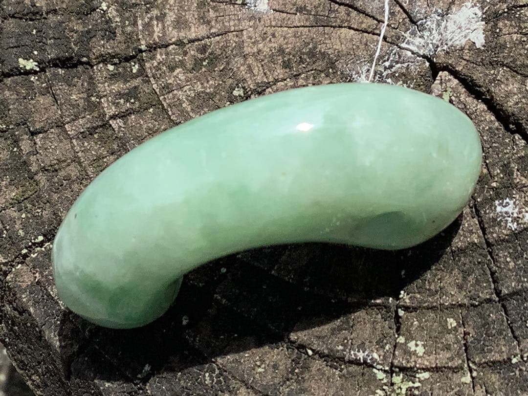 自信の安価お値段‼️自信の品質‼️ 糸魚川翡翠*緑*人気の平塚古墳型勾玉　鑑別書付‼️