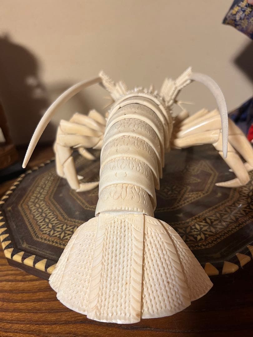 n*o様 日本製　伊勢海老　彫刻 八角形の木製台座付き