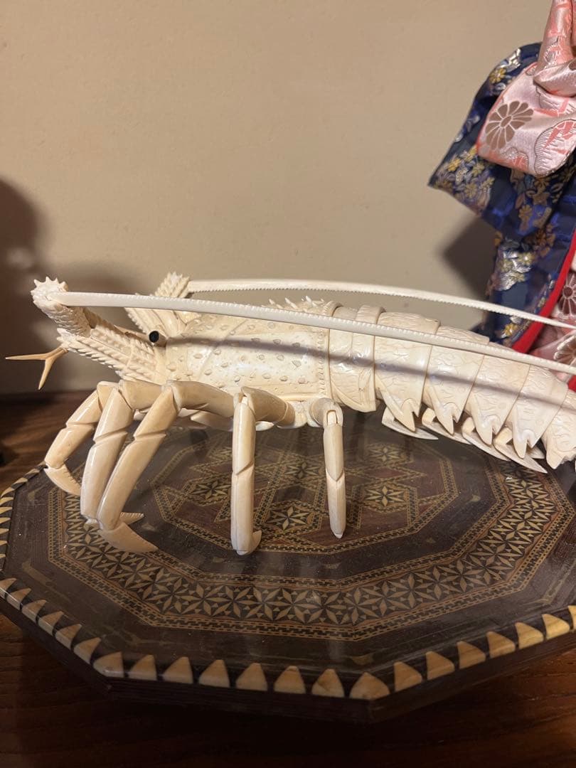 n*o様 日本製　伊勢海老　彫刻 八角形の木製台座付き