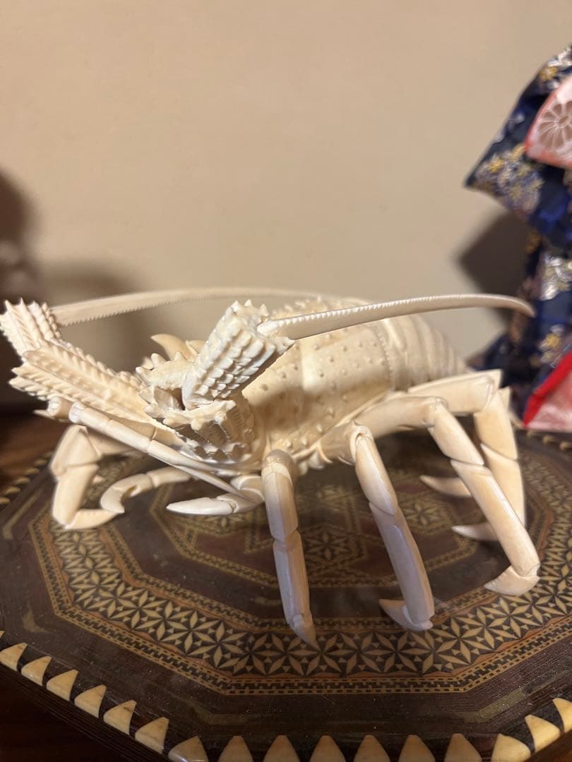 n*o様 日本製　伊勢海老　彫刻 八角形の木製台座付き