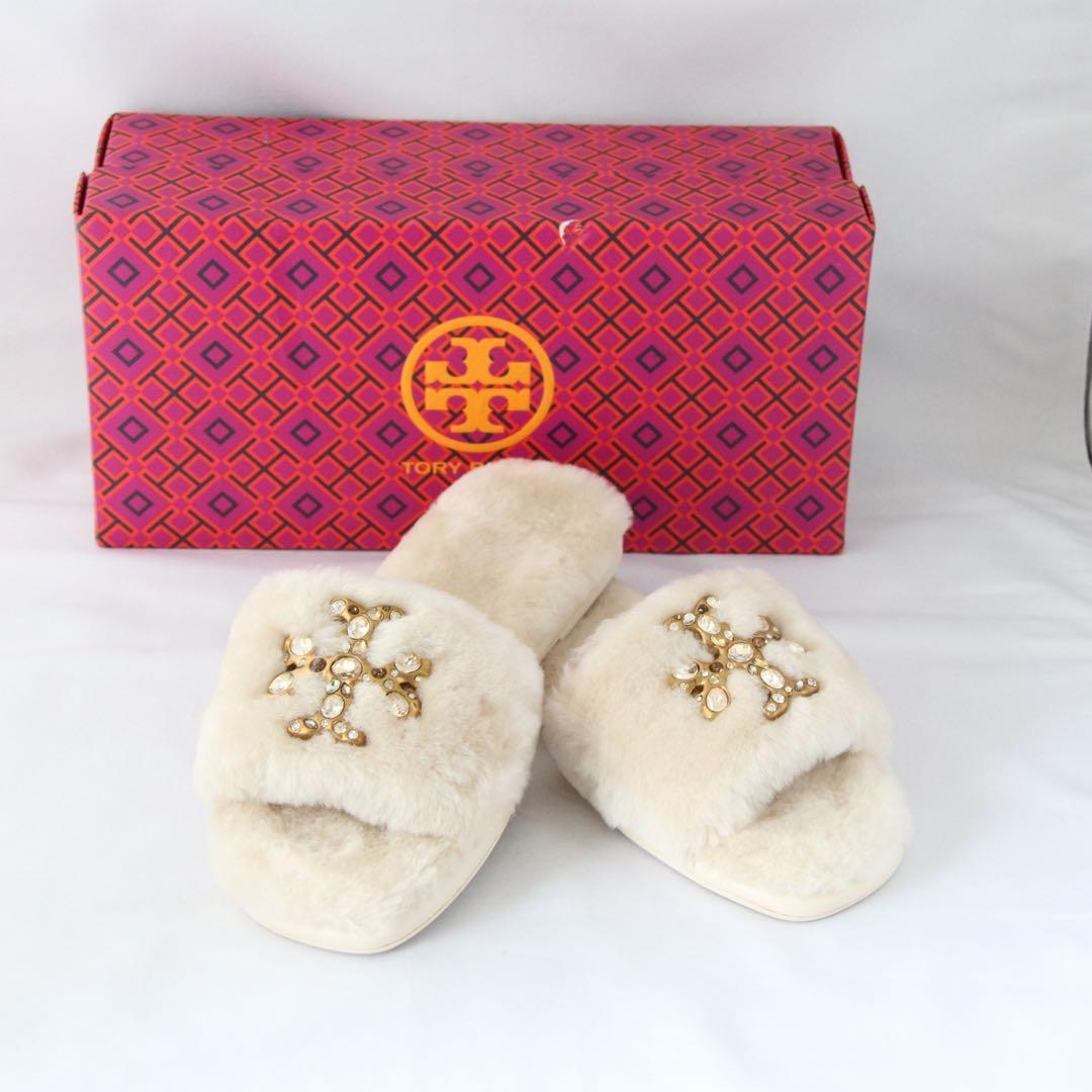 TORY BURCH ふわふわ柔らかファー ダブルＴロゴ ジュエルシアリング