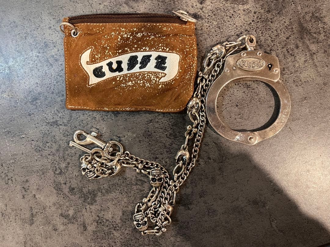 Cuffz by linz 手錠付きウォレットチェーン