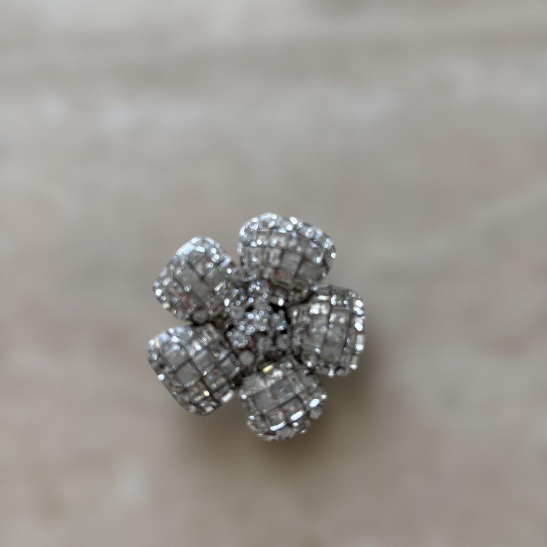 FOXEY 花形ブローチ・クリスタル風装飾