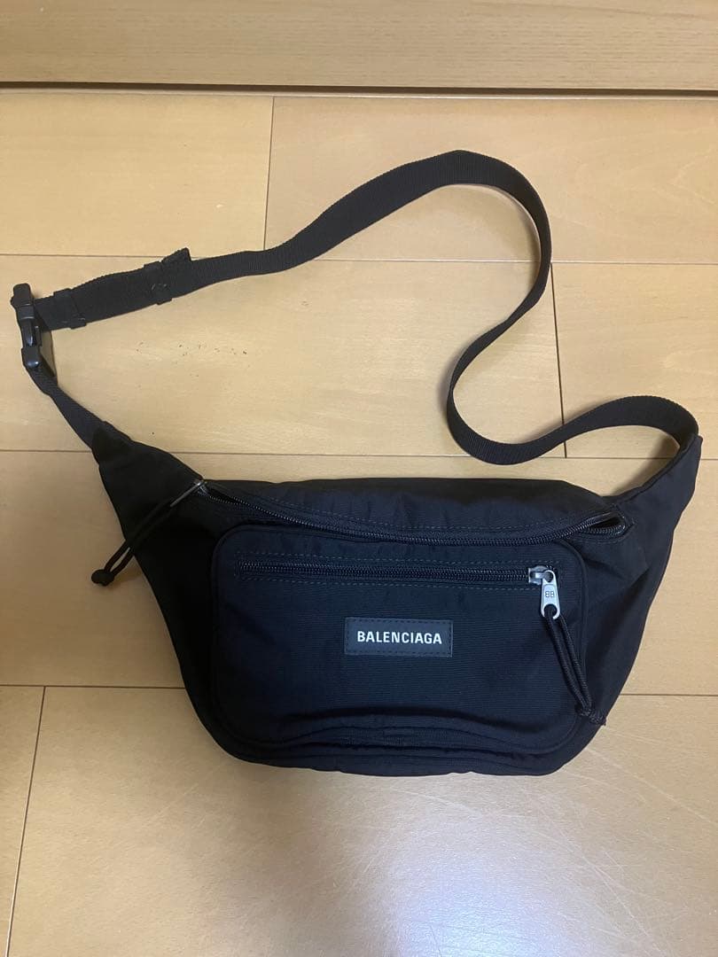 バレンシアガ　エクスプローラ　ボディバッグ