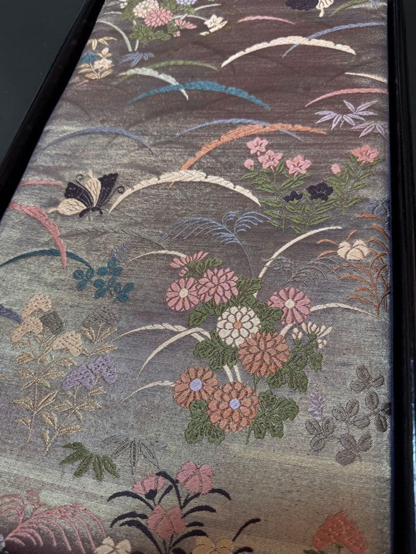 【極美品】西陣老舗機元「加藤善織物」能衣唐織刺繍「泥金箔」露芝模様 蝶々