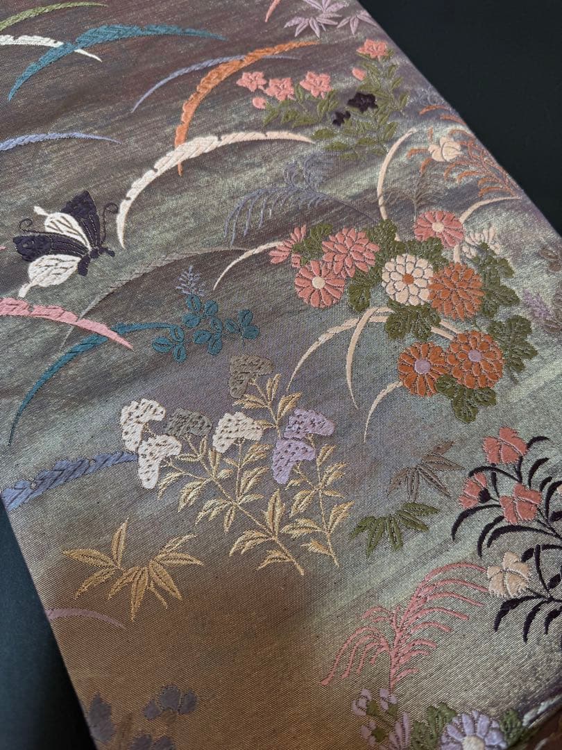 【極美品】西陣老舗機元「加藤善織物」能衣唐織刺繍「泥金箔」露芝模様 蝶々