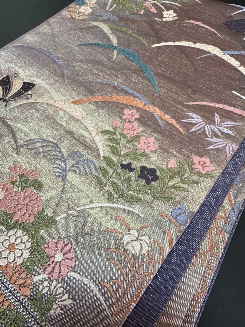 【極美品】西陣老舗機元「加藤善織物」能衣唐織刺繍「泥金箔」露芝模様 蝶々
