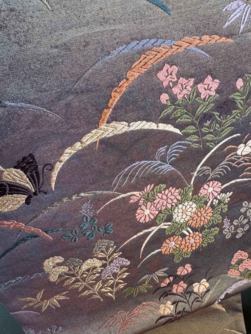 【極美品】西陣老舗機元「加藤善織物」能衣唐織刺繍「泥金箔」露芝模様 蝶々