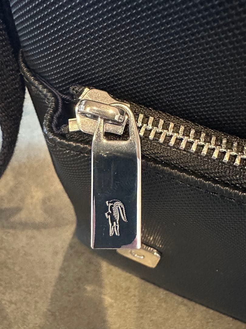 ラコステ　ブラック　メッセンジャーバッグ