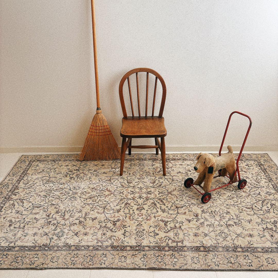 トルコ　ヴィンテージラグ　ベージュ　ブラウン　フローラル