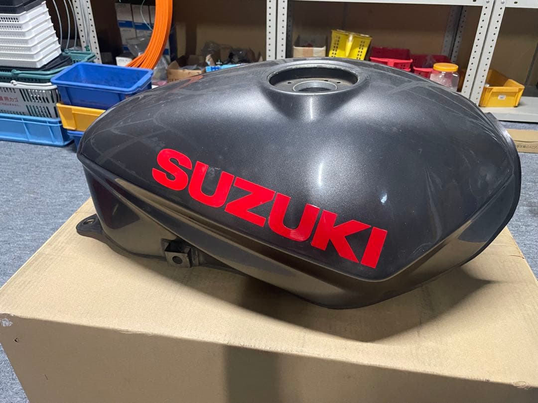 SUZUKI gsx-250 刀　バイクタンク 黒