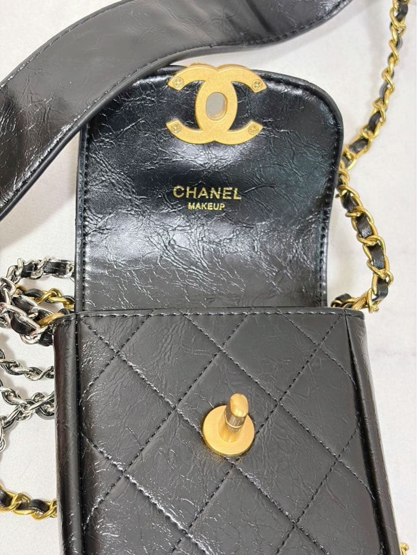 CHANELシャネルノベルティ　スマホショルダー　ケース
