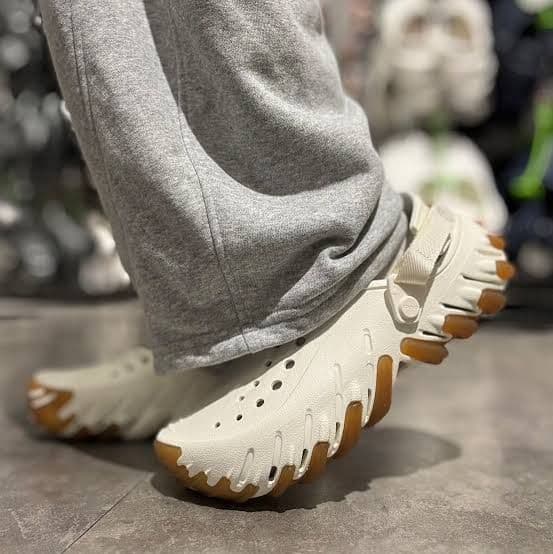 靴 crocs echo gum ro clog