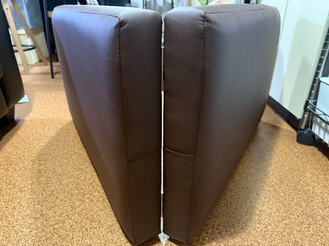 超コンパクト＆約8.6kgの軽量ブラウン折りたたみマッサージベッド（メホール）