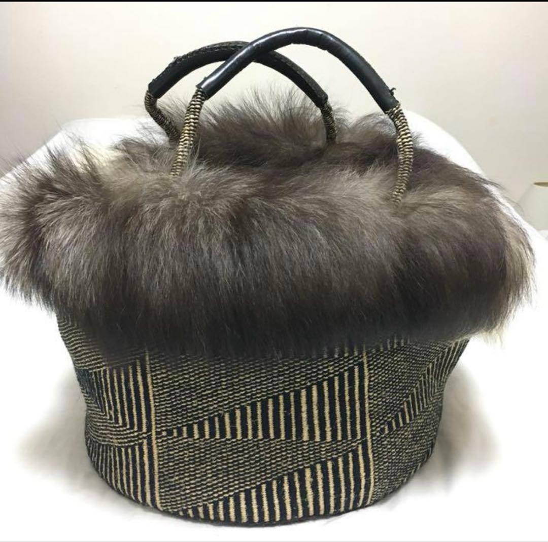 幾何学模様のファー付きかごバッグ