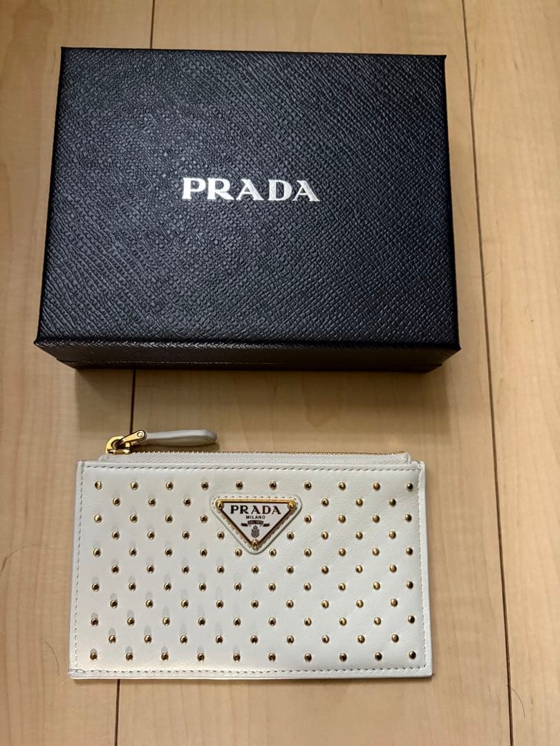 PRADA ⭐︎スタッズ付きフラグメントケース ホワイト　新品/未使用品