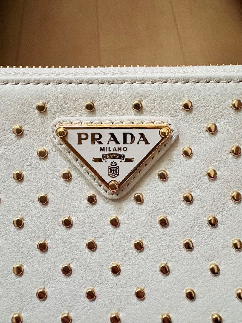 PRADA ⭐︎スタッズ付きフラグメントケース ホワイト　新品/未使用品