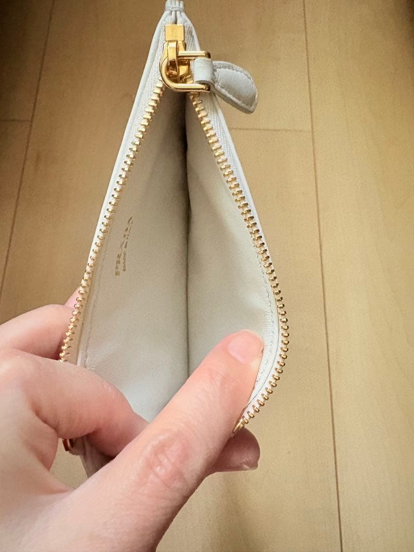 PRADA ⭐︎スタッズ付きフラグメントケース ホワイト　新品/未使用品