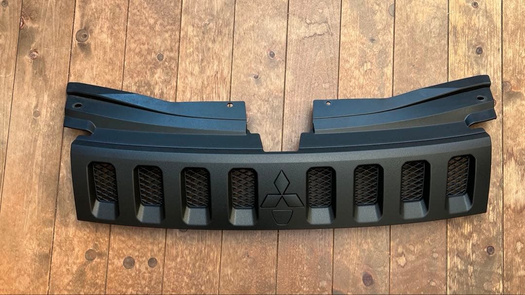 T*o様 マイナーチェンジ前デリカD5 フロントグリル　チッピング塗装品