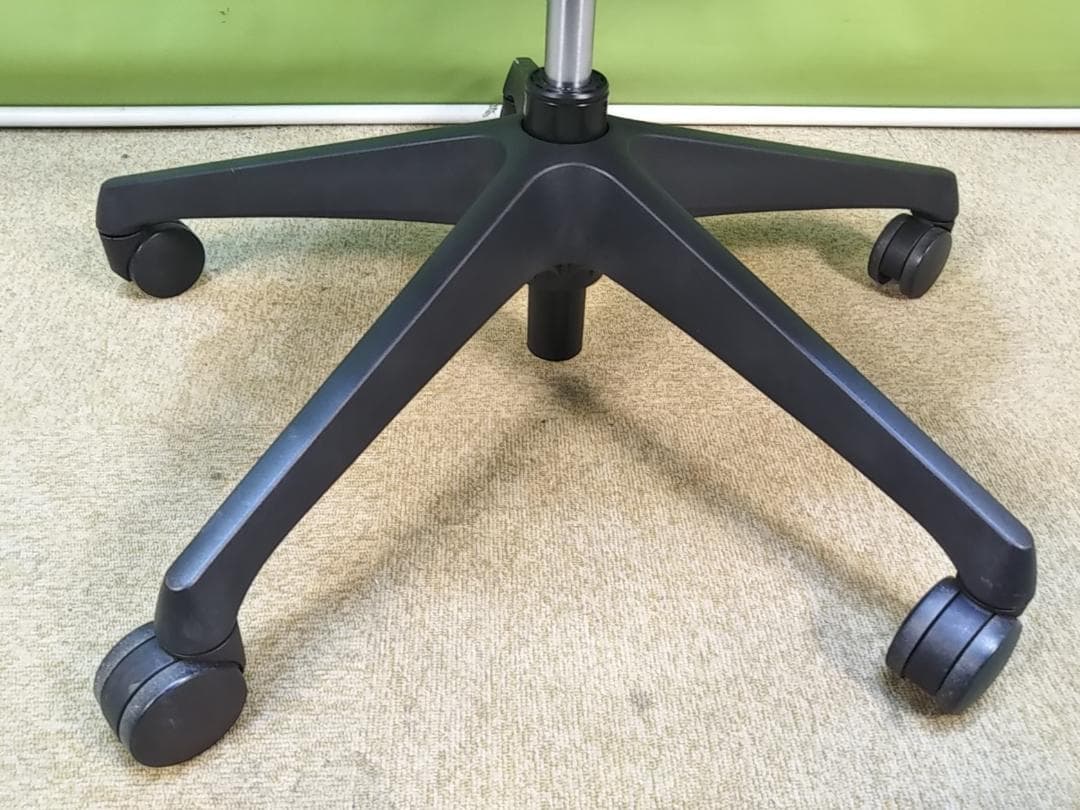 at　オカムラ　シルフィーチェア　ローバック　固定肘　前傾機能　メッシュ　中古品