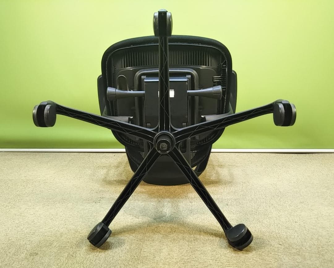 at　オカムラ　シルフィーチェア　ローバック　固定肘　前傾機能　メッシュ　中古品