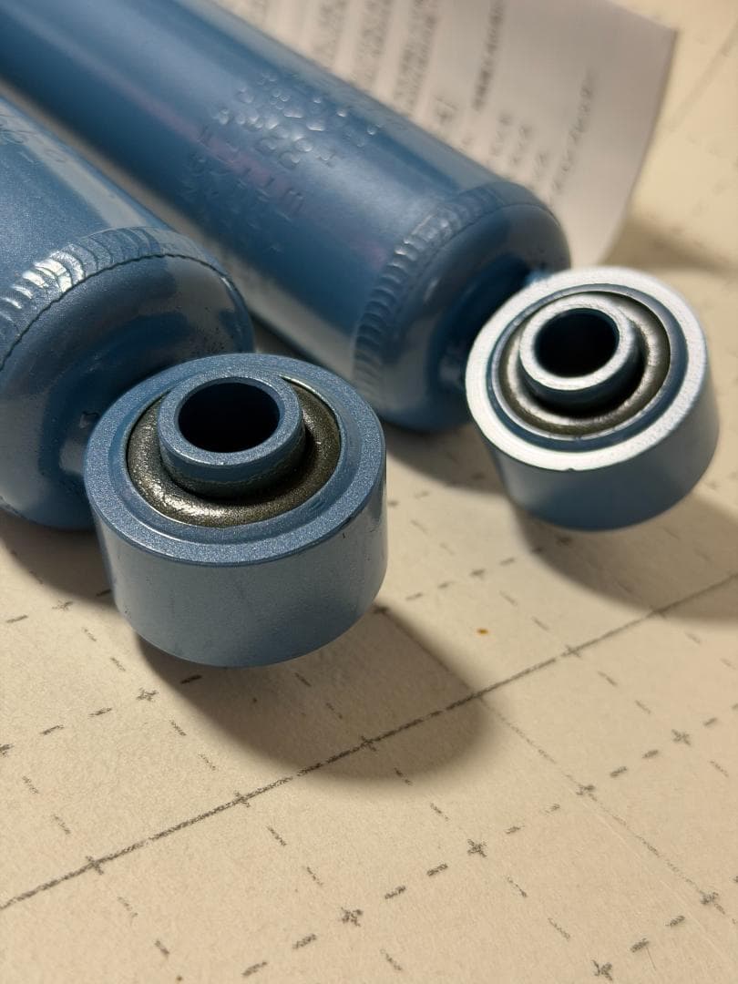 し*ん様 KYBカヤバショック ハイエース200系全車 フロント2本新品 NSF