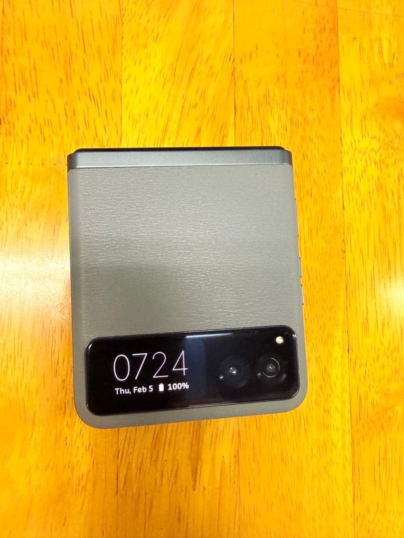 Motorola razr グレー折りたたみ式スマートフォン