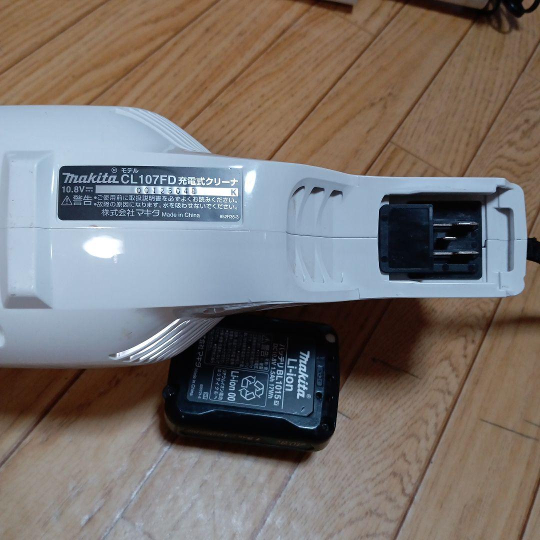 マキタ10.8V充電式クリーナ　CL107FD 純正バッテリーと純正充電器付