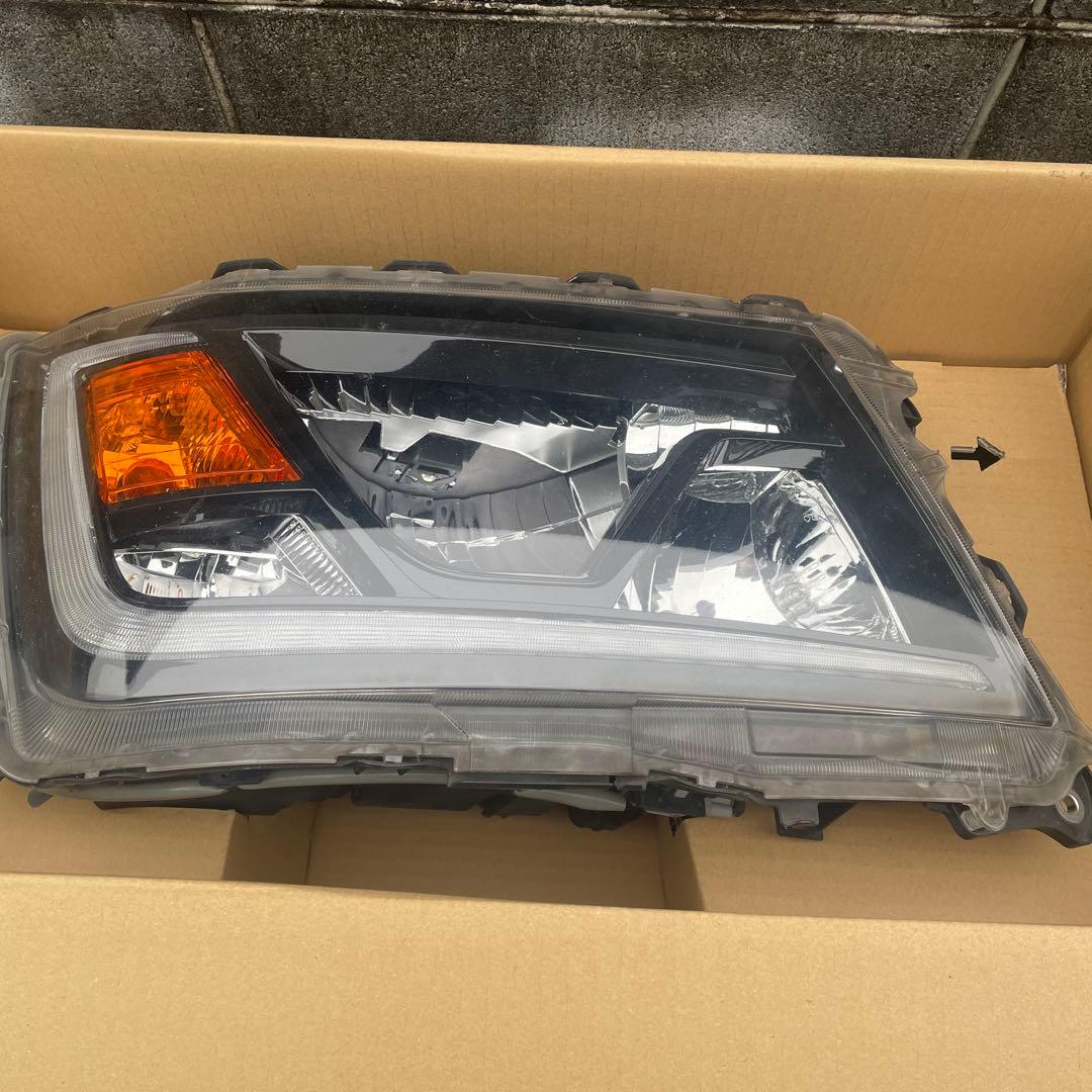 日野中型車 Fr右ヘッドライト