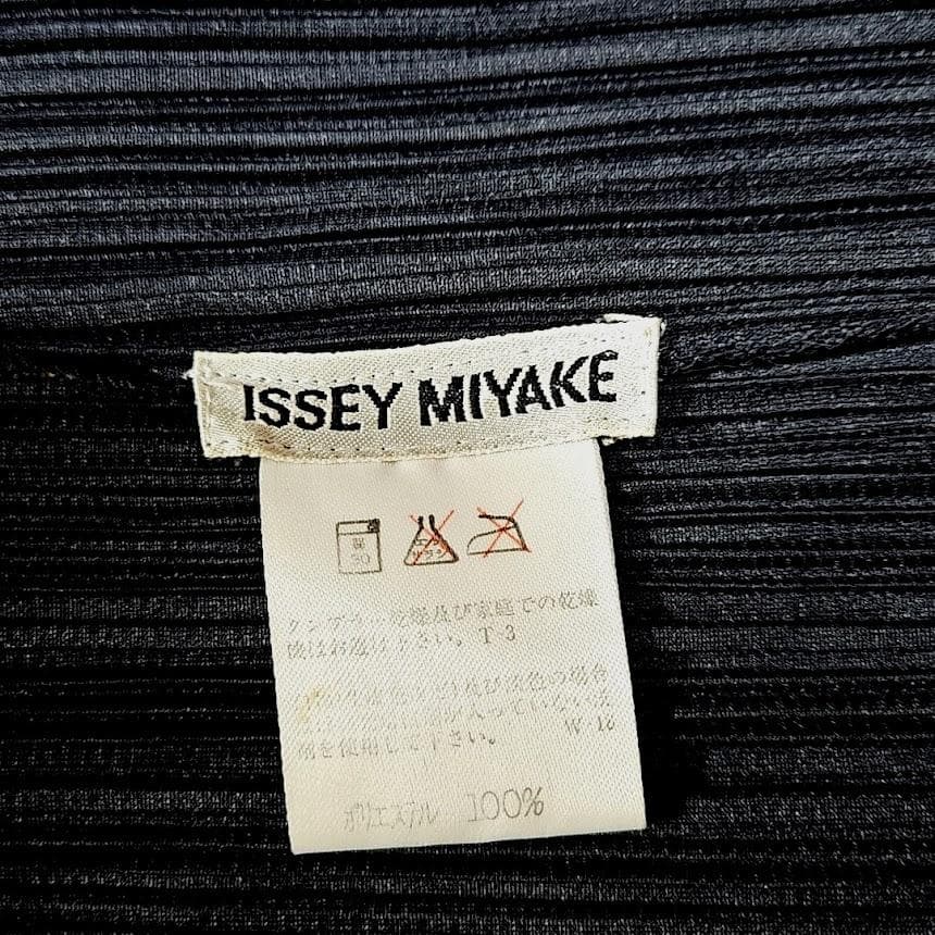 美品 ISSEY MIYAKE　プリーツカットソー 黒　長袖