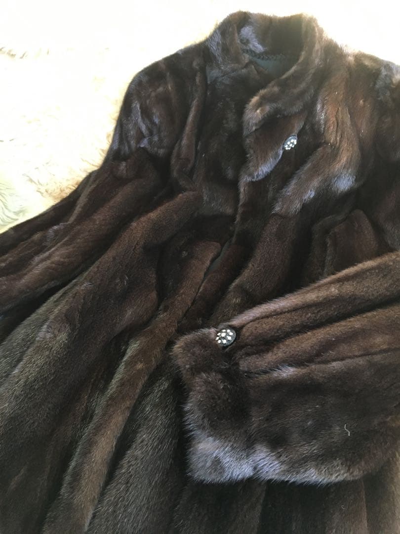 ダークブラウン ファーコート ボタン付き